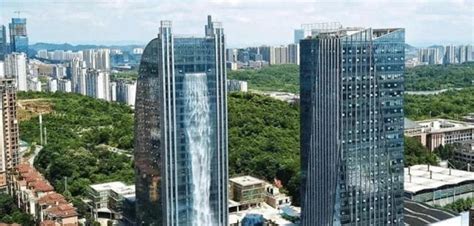 贵州省一座瀑布大厦,瀑布悬挂在大楼外121米,形成了一幅奇观