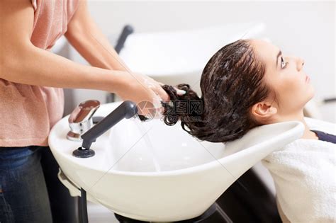 理发师给顾客洗头高清图片下载-正版图片501431694-摄图网