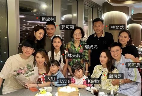 熊黛林的全家福图片