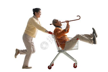 快乐老人推着坐在购物车里的老伴高清图片下载-正版图片507659418-摄图网