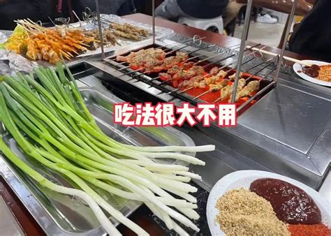 这里的烧烤跟姜柏凯老家四川的完全不同，在四川吃烧烤，一般店家会将肉串烤熟，顾客只需要负责吃就可以了。