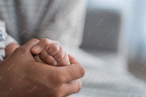 婴儿手指与父母一起牵手高清摄影大图-千库网