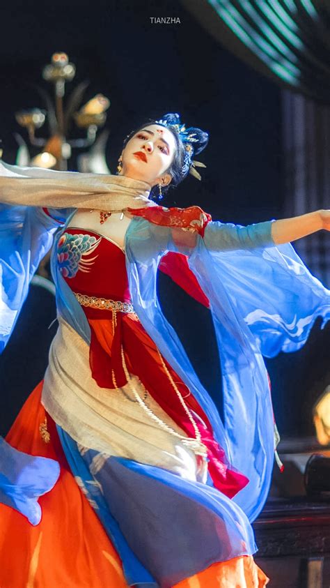 12月15日晚，舞蹈史诗《黄河》在洛阳歌剧院精彩上演，为洛阳市民带来文化艺术视听盛宴，洛阳当地省市劳模、中原大工匠、河洛工匠代表等受邀观看了演出。