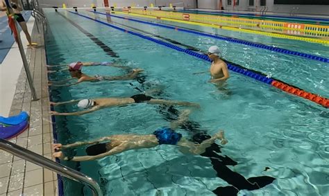 专业美女运动员手中教授女性游泳爱好者如何学习自由泳翻滚转身_腾讯视频