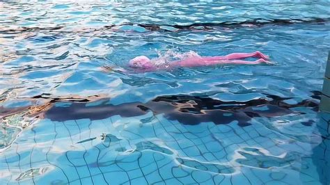 儿童游泳视频教学幼儿学游泳基础，游泳初学者双手划水漂浮技巧！
