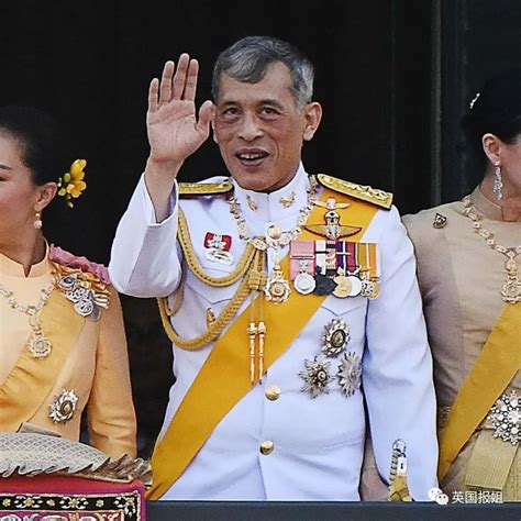 泰国国王携王室成员敬献僧衣，贵妃诗妮娜相伴同行