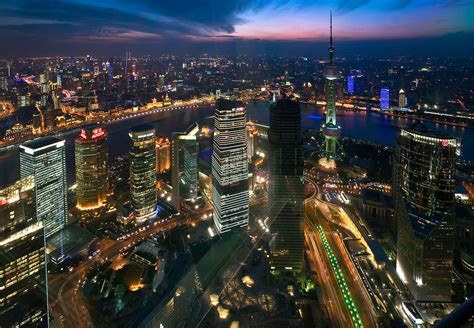 上海陆家嘴金融区城市建筑夜景延时摄影（拉镜头）视频素材_ID:VCG22271119056-VCG.COM