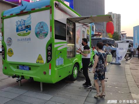 重庆街头现冰淇淋房车，打冰淇淋18小时，每小时产量300支_澎湃号·湃客_澎湃新闻-The Paper