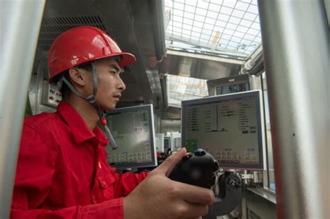 中国首套“一键式”人机交互7000米自动化钻机投入工业性试验-油气服务平台-油气媒体-勘云号-国内能源科技门户网站