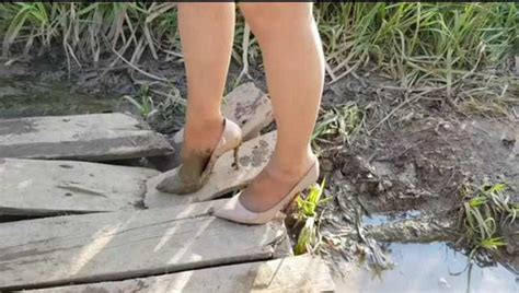 女生穿高跟鞋走泥泞路的尴尬, 你遇到过吗？
