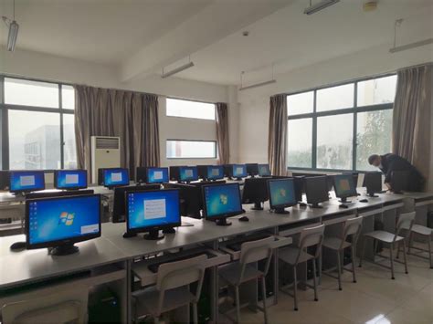 区图书馆开展新年首次电子阅览室运行维护_绵阳市涪城区人民政府