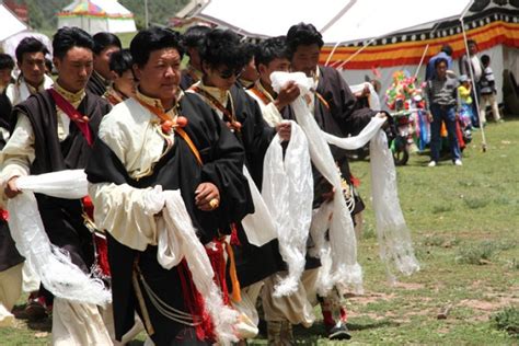 蒙古族隆重的礼仪习俗“献哈达”_世界风俗网