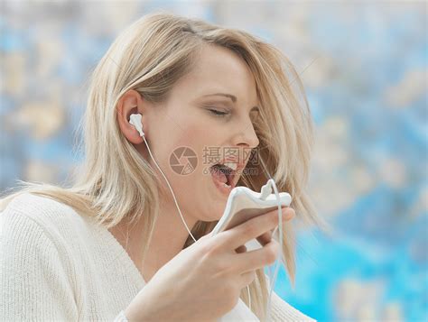 戴耳机听歌的女人高清图片下载-正版图片501498788-摄图网