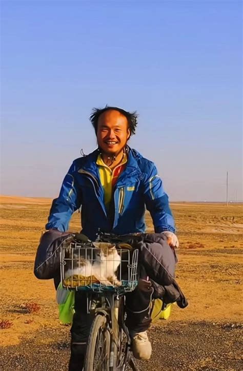 王菲躺地拍西藏美景 自封战地儿女摄影师 - 青岛新闻网