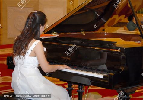 弹钢琴的女孩插画图片下载-正版图片400311632-摄图网