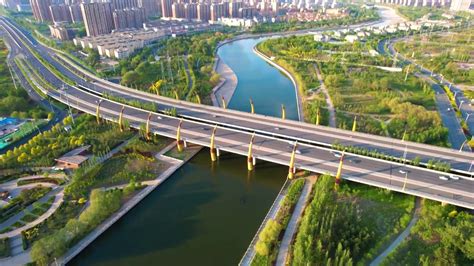 中国内蒙古呼和浩特兴安南路立交桥夜景环绕延时航拍视频素材_ID:VCG2218572878-VCG.COM