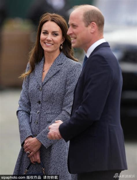 凯特王妃穿灰色裙装与威廉王子热聊 甜蜜望夫秀恩爱_新浪图片