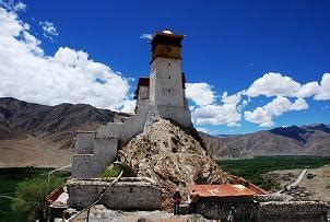 羊卓雍措，简称羊湖，又称“裕穆湖”、“白地湖”、“牙木鲁克湖”，是位于西藏自治区山南地区浪卡子县的一个湖泊，是西藏自治区第五大湖，藏南最大的 ...