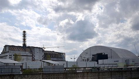 切尔诺贝利核电站4号反应堆采用新的限制全球原子灾难切尔诺贝利禁区普里皮亚季在一个爆炸的核反应堆高清图片下载-正版图片506253574-摄图网