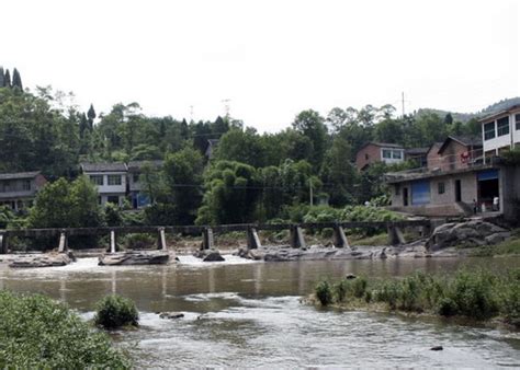四川达州开江县一个乡，和重庆开州区接壤，拥有仁德古桥