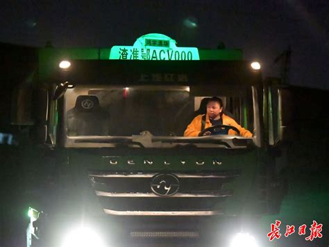 武汉唯一渣土车女司机4年零违章，“看到泥巴堆变成地铁站，差点掉了眼泪”_长江云 - 湖北网络广播电视台官方网站