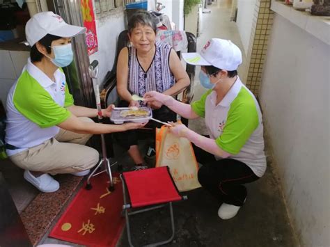 解决北京老年餐桌“最后一百米”难题！为行动不便老人送餐上门|养老|北京市_新浪新闻