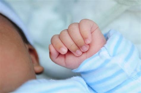 刚出生的宝宝双手握拳正常吗 如何让宝宝早日打开手指 _八宝网