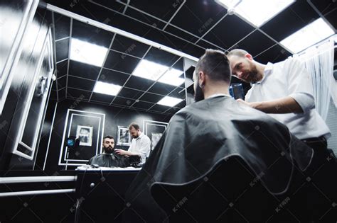 师傅在理发店剪男人的头发和胡须理发师为高清图片下载-正版图片502988493-摄图网