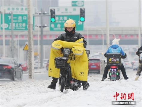 S21阿乌高速出现风吹雪天气 应急救援队雪夜救人清雪保畅通 -天山网 - 新疆新闻门户