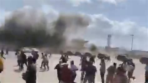 也门新政府成员飞机正降落 机场突然传出巨大爆炸声和枪声_凤凰网