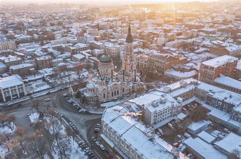 乌克兰哈尔科夫——2021年12月23日:鸟瞰乌克兰哈尔科夫市中心的圣母报喜大教堂。照片摄影图片_ID:413025957-Veer图库
