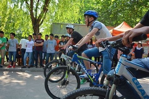 “在路上”第一届自行车趣味运动会精彩瞬间_学生_新闻网_