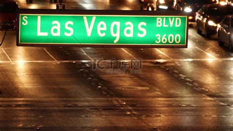 Fabulos 拉斯维加斯，美国罪恶之城 The Strip 上闪闪发光的交通标志。高清摄影大图-千库网