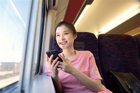青年女性坐在高铁上高清图片下载-正版图片501426320-摄图网