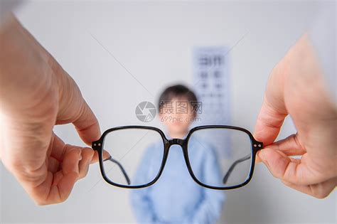 孩子开学看不清黑板，近视的话该不该戴眼镜？_苏州大学理想眼科医院