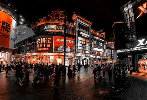 深圳晚上街道室外人流摄影图配图高清摄影大图-千库网