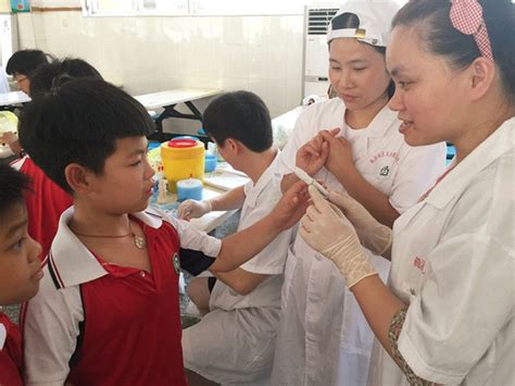 一滴血引发的救援——鹤溪小学举行常规体检活动
