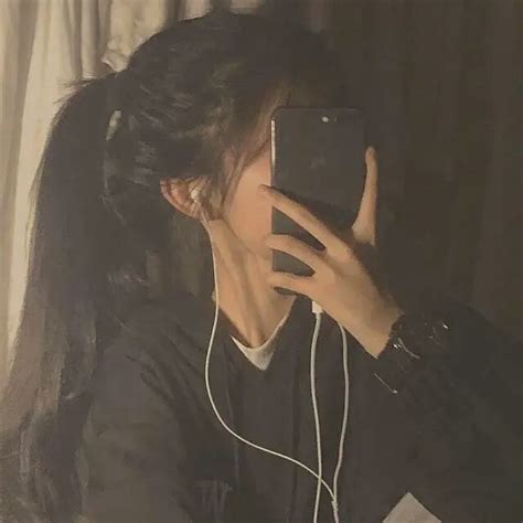 女生遮脸照图片