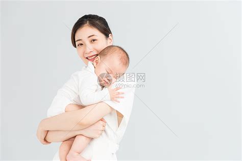 母婴妈妈抱着宝宝睡觉高清图片下载-正版图片500962244-摄图网
