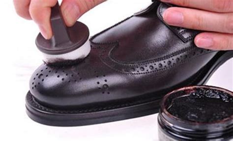 教你擦皮鞋不用鞋油，用护手霜擦皮鞋的方法_三思经验网