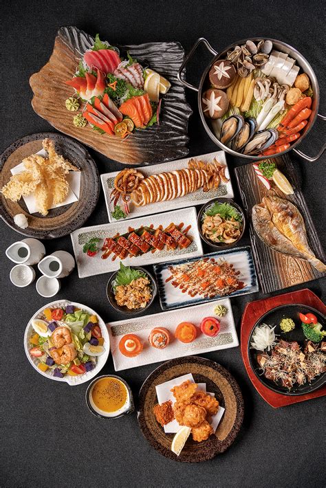 外国游客吃日本料理高清图片下载-正版图片502020326-摄图网