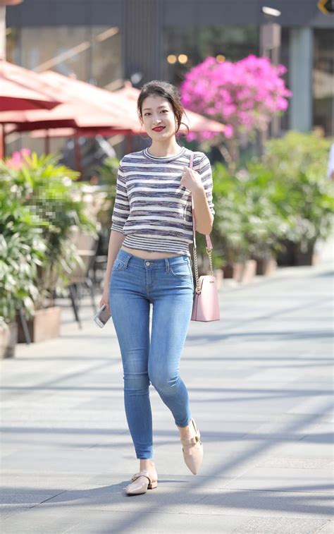 露天阳台前的超大屁股美女紧身白衣白裤优雅写真图片