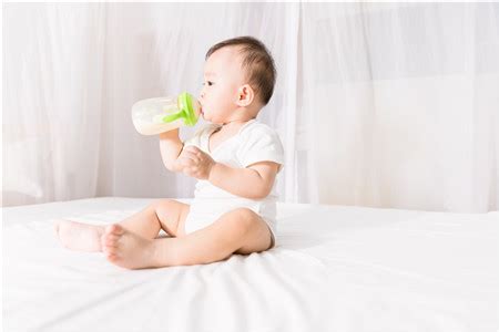 宝宝身体缺水的表现 不同年龄的宝宝补水方法也不同_知秀网