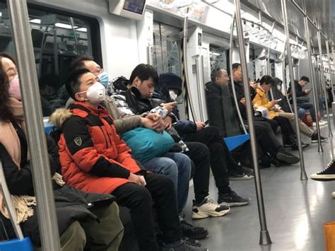 北京地铁及火车站工作人员统一佩戴口罩_手机新浪网