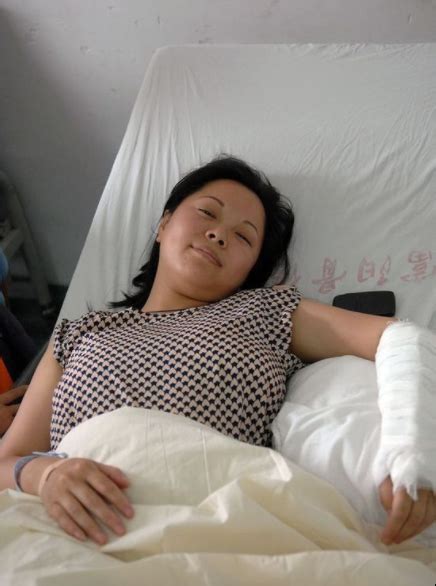 回顾：11年杭州女子接下10楼坠落女童，拒绝10万捐款收下阿里20万