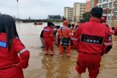 郑州暴雨过后，路面坍塌50米现巨坑，马路变池塘_经开区