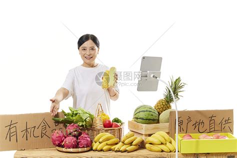中年女性菜农网络直播售卖有机蔬果高清图片下载-正版图片502475184-摄图网