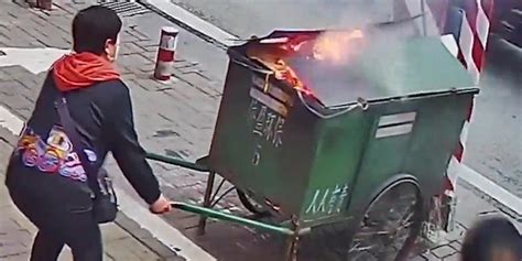 男子随意扔烟头致垃圾车起火 路人接力灭火(含视频)_手机新浪网
