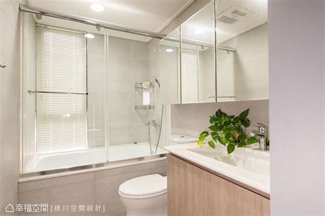 以玻璃隔间打造干湿分离设计，让浴缸区兼具淋浴区机能；增设上下浴柜_装修美图-新浪家居