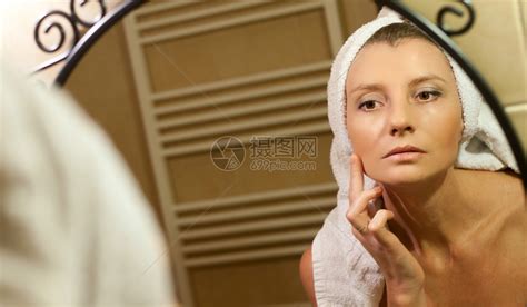中年妇女洗完澡后在浴室镜高清图片下载-正版图片503398014-摄图网